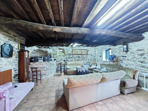 CASA DE PIEDRA PARCIALMENTE REFORMADA