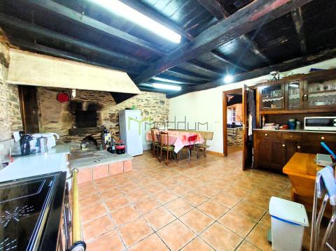 CASA DE PIEDRA PARCIALMENTE REFORMADA